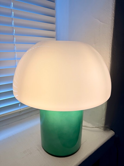 Uudenveroinen pöytälampu