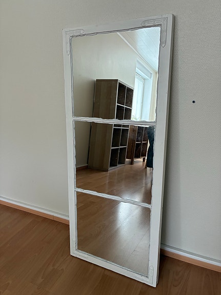 Vanhasta ikkunasta tehty peili