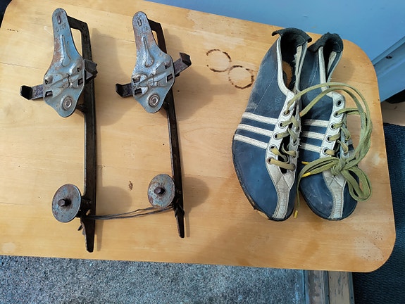 Harvinaiset vintage Karhu-piikkarit (olympiarenkailla) & Nurmis-pikaluistimet