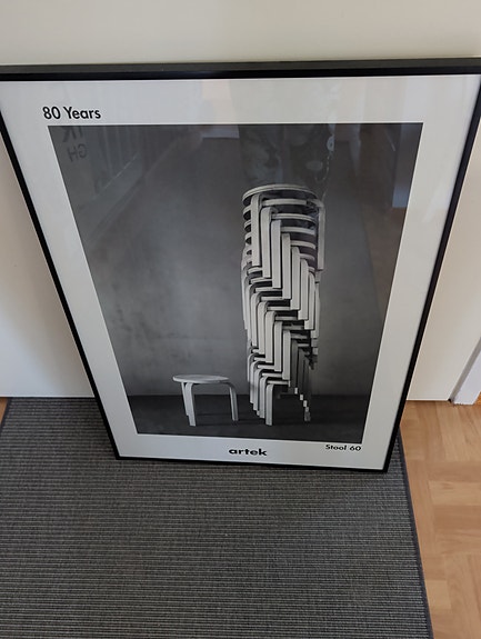Artek juliste 80 Years tuolit.
