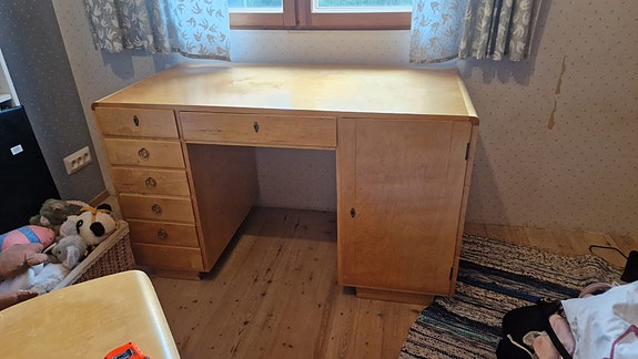 Puinen kirjoituspöytä laatikoilla