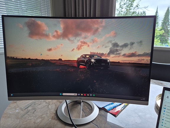 Käytetty ASUS VZ27VQ 27 tuumainen kaareva FullHD näyttö
