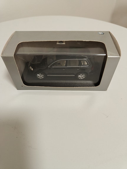 Volkswagen Touareg 1:43 musta
