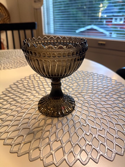 Iittala Kastehelmi jalka tarjoilukulho hiekkaväri lasi