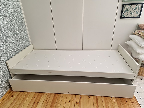 Vanha Iskun levitettävä vuodesohva/sänky