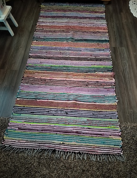 Värikäs räsymatto