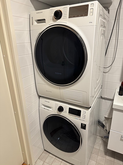 (VARATTU) Pesutorni - Samsung 10v vanha pesukone (8kg) ja kuivausrumpu (9kg)