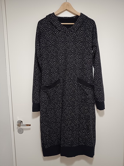 Pitkä hupullinen mekko | koko noin M