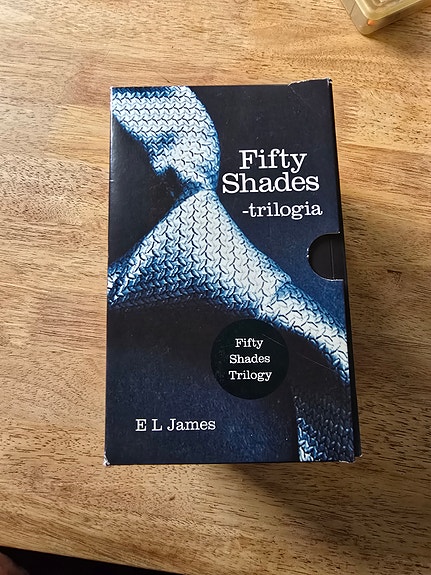 E L James Fifty Shades -trilogia pokkariboksi