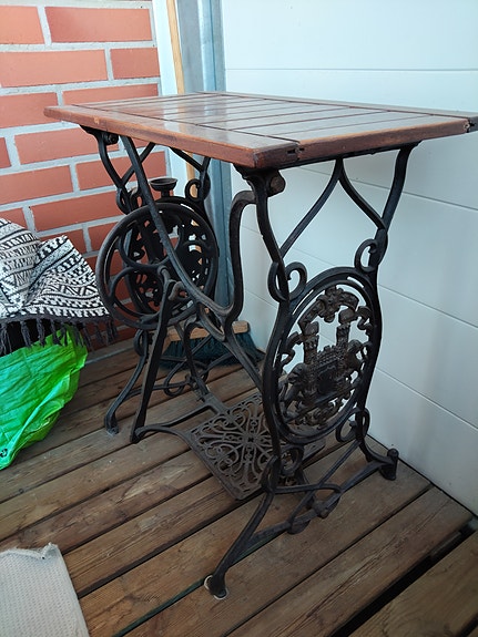 Vanha ompelukoneen jalka tasolla