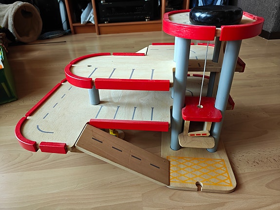 Puinen parkkitalo (Plan toys)