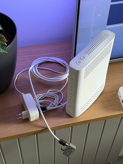 Sagemcom f-3896 wifi 6 5g modeemi + seinäpistoke ja kaapeli