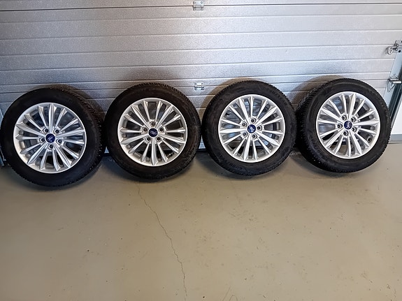 Goodyear UltraGrip Ice 3 kitkarenkaat Ford (Focus 2020)vanteilla.