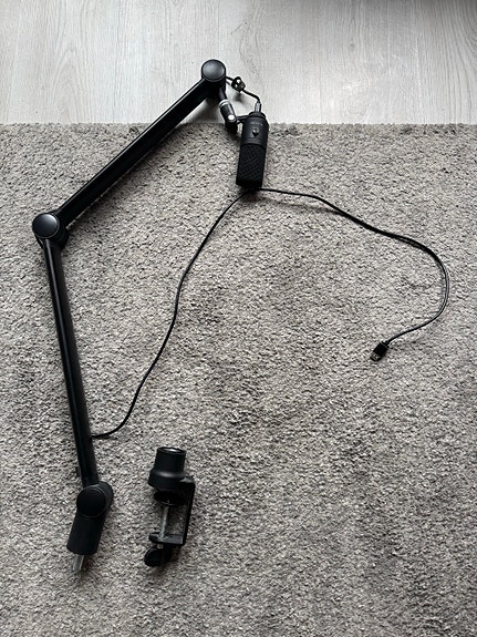 USB-mikrofoni ja pöytäteline