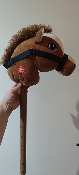 Ruskea keppihevonen äänillä