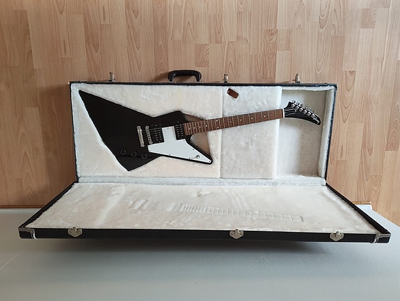 Myydään Gibson Explorer USA Ebony + alkuperäinen Gibson-kotelo