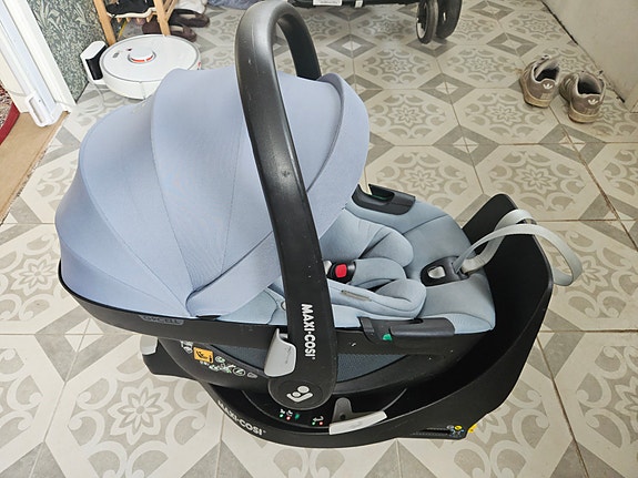 Maxi-cosi pebble 360 turvakaukalo ja familyfix 360 telakka.