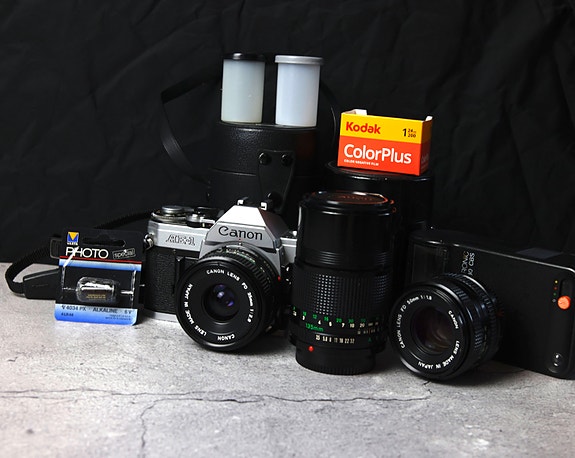 Canon AE-1 filmikamera ja objektiivit