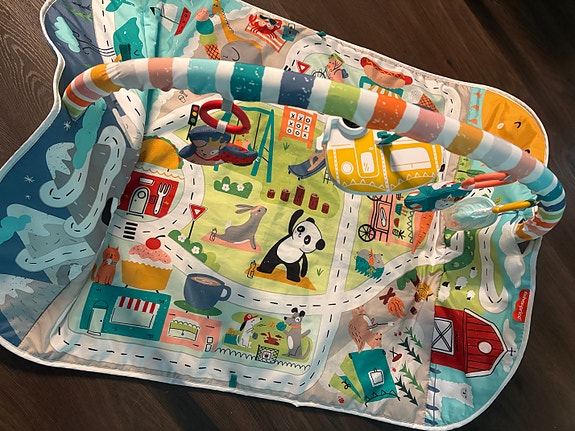 Värikäs lelukaarellinen leikkimatto vauvalle