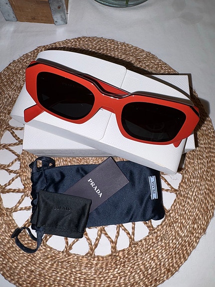 Prada punaiset aurinkolasit