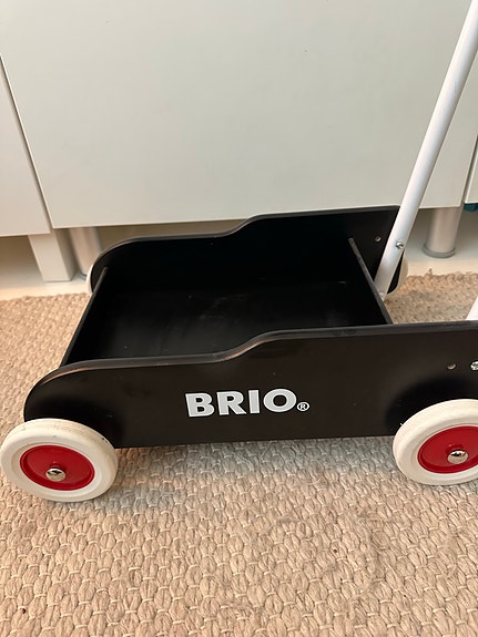 BRIO musta kävelyvaunu