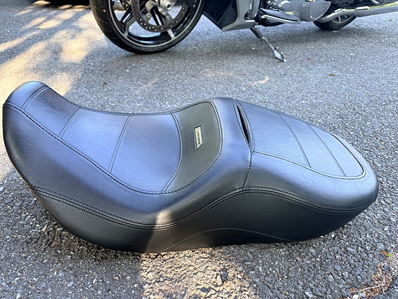 Harley-Davidson Sundowner HDB890TAS07743 moottoripyörän istuin musta