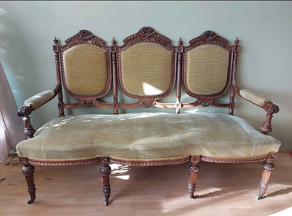 1800-luvun upea samettisohva