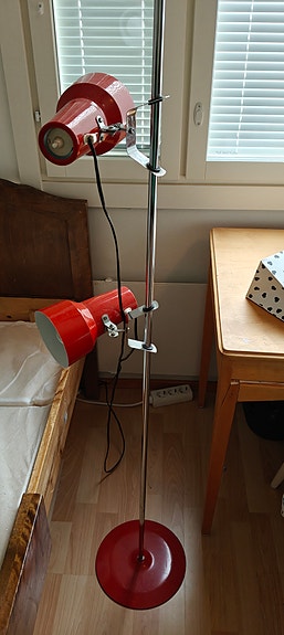Punainen retro lattiavalaisin