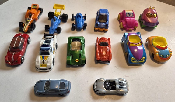 Figuuri autoja 14 kappaletta