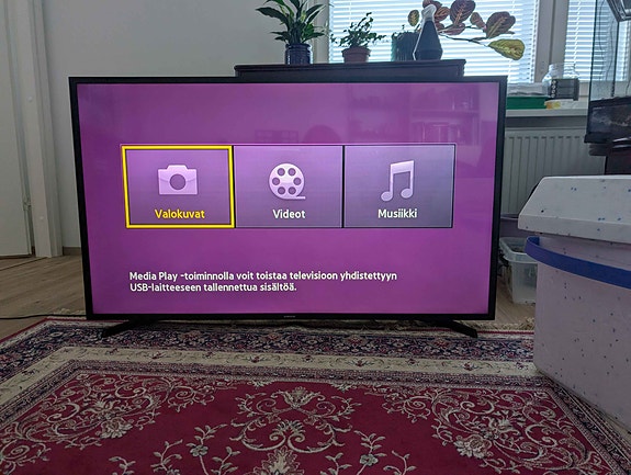 Tyhmä Samsungin 48" taulutelevisio