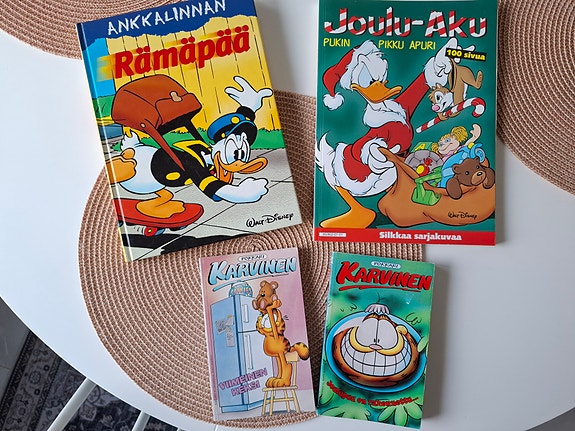 Aku Ankka -sarjakuvakirjat ja Karvinen -pokkarit