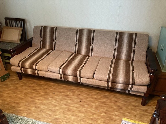 Ruskea vuodesohva ja kaksi nojatuolia