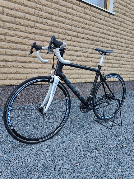 Planet X Carbon maantiepyörä