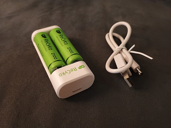 AA laturi + 2 x 2100mAh akkuja