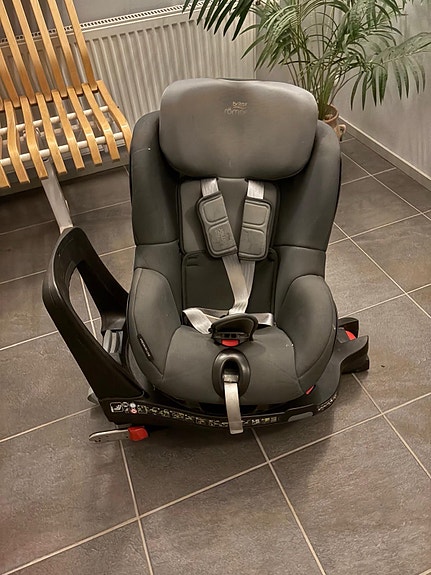 Britax Dualfix -kääntyvä turvaistuin ja telakka