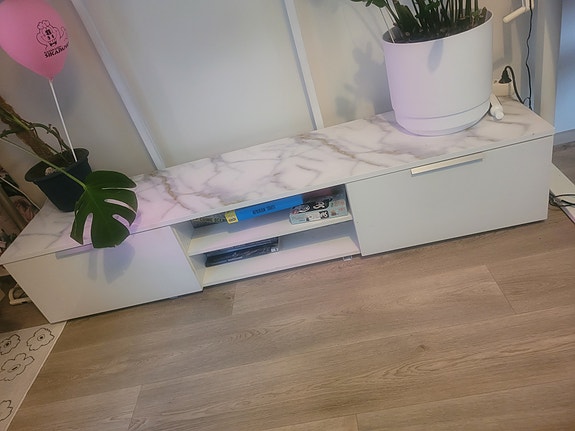 Valkoinen tv-taso