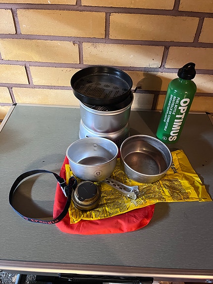 Trangia retkikeitin ja Optimus polttoainepullo