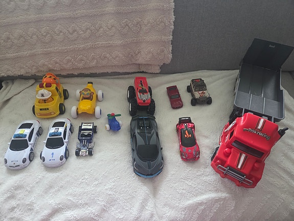 Sekalainen kokoelma autoja + plaston rekka