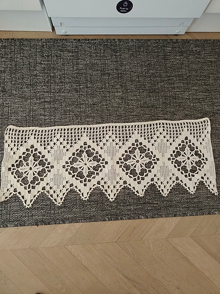 Käsin virkattu uusi pitsi kappa 32x85 cm, valkoinen