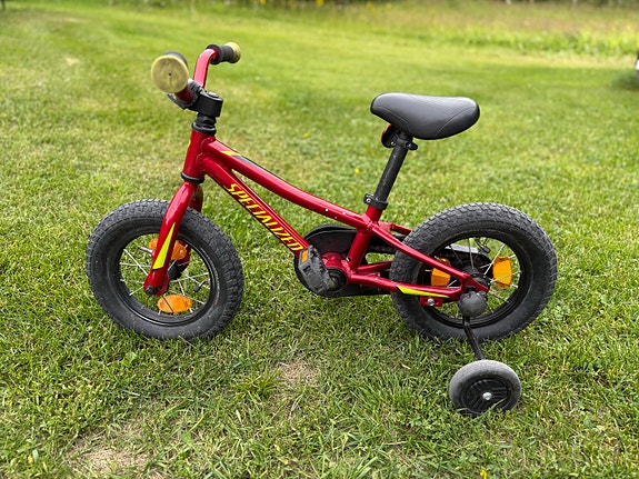 Specialized lastenpyörä 12" punainen apupyörillä