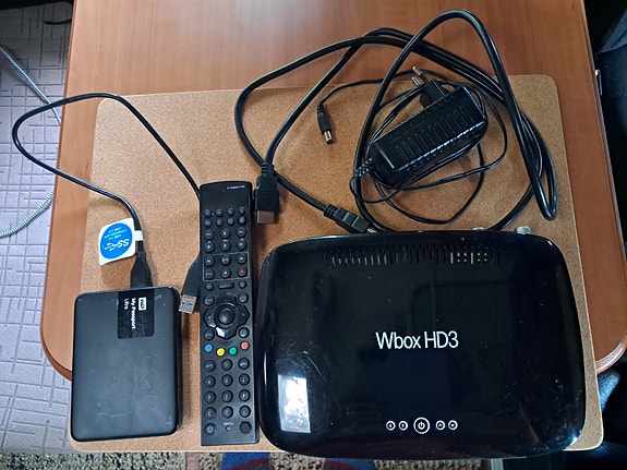 Wbox HD3 tallentava digiboksi ja WD My Passport Ultra kovalevy