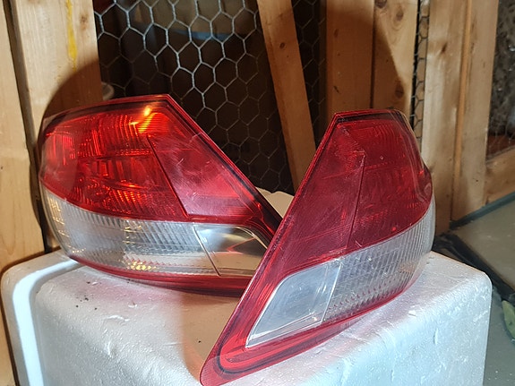 Vasen ja oikea takavalo Nissan Qashqai+2 2013