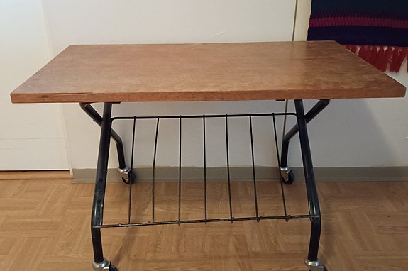 Retro tv taso, vintage pöytä lehtitelineellä