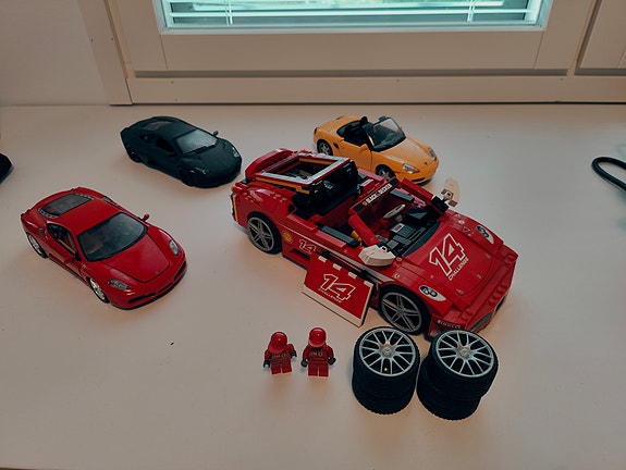 LEGO-ferrari auto (F430 Spider) ja 3x pienoismallit