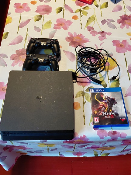 Ps4 ja 2 ohjainta
