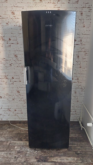 Gorenje pakastinkaappi musta