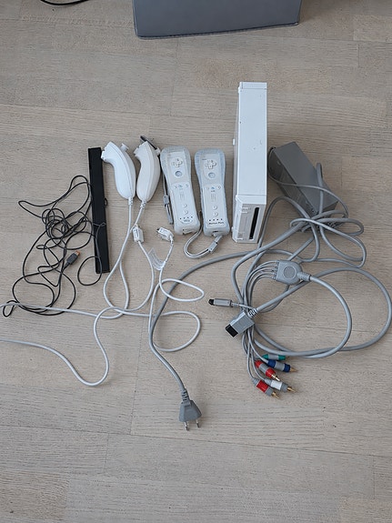 Nintendo Wii -paketti: Toimiva konsoli, 4 peliä 2x MotionPlus-ohjaimet