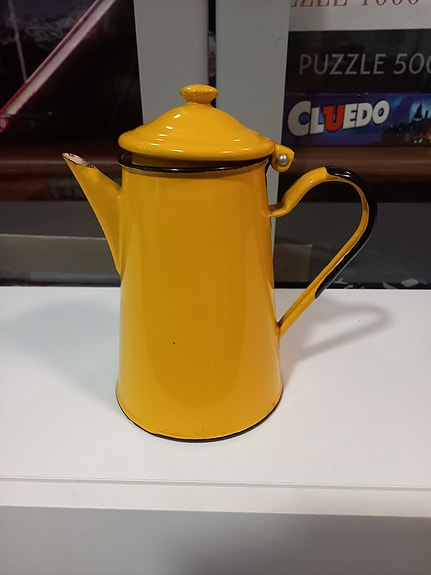 Keltainen vintage kahvipannu , kaadin