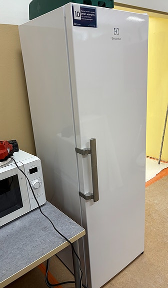 Electrolux - iso jääkaappi valkoinen. Korkeus 185cm.