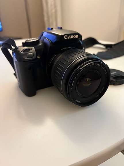 Canon EOS 400 digijärjestelmäkamera 18–55mm objektiivilla.